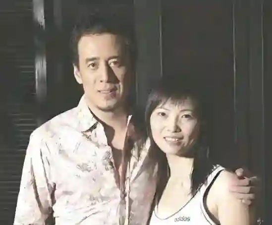 52岁杨坤新恋情曝光，和美女手拉手回酒店，女友看着比他小20多岁