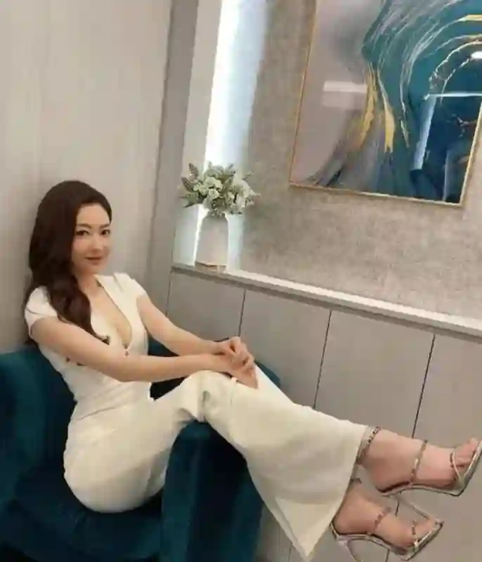 熊黛林44岁素颜早餐照，冻龄魅力尽显，网友：有钱真好