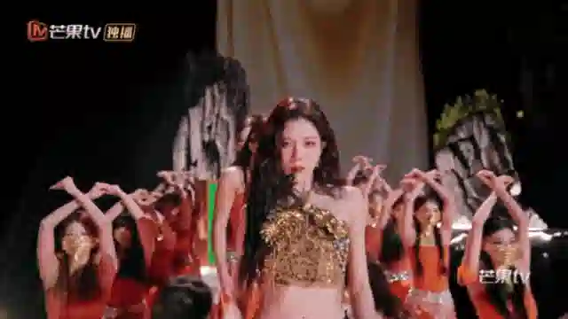 她不是实力很强么？怎么弹幕都在骂…