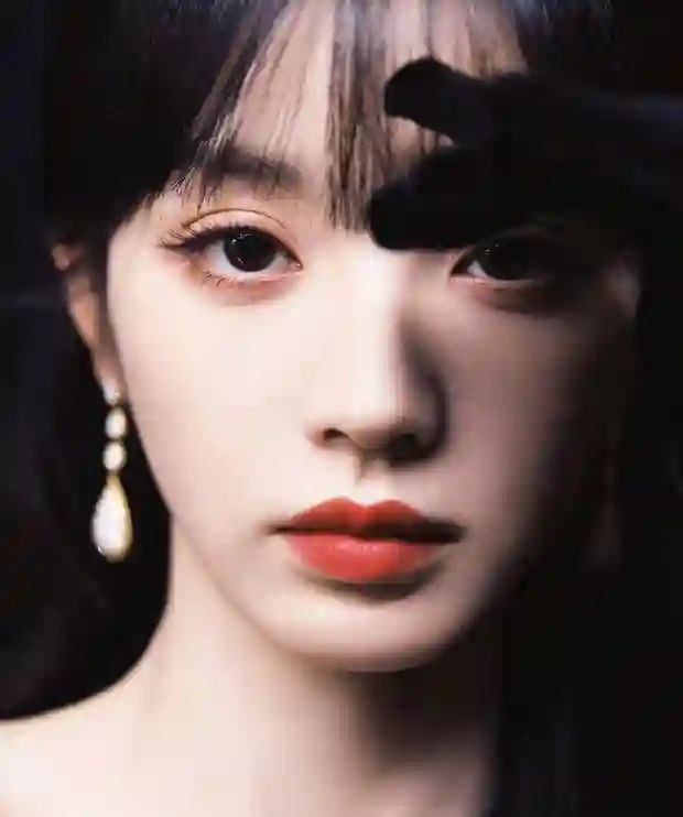 田曦薇穿碎钻裙优雅满分！黑白相片秒变复古美人
