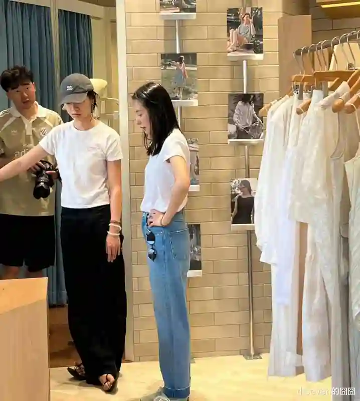 45岁董洁近照曝光，改行开服装店当老板，生图看起来又漂亮又年轻