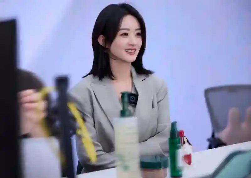 37岁的赵丽颖换风格了，西装短发气场两米八，甜妹秒变女霸总！