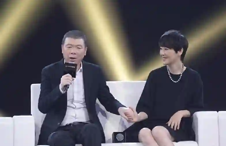 徐帆对冯小刚的“隐忍”，扯下了多少娱乐圈夫妻的“遮羞布”