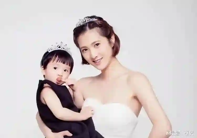 她错过靳东，转身嫁给父亲看中的女婿，如今45岁被婆家宠成公主！