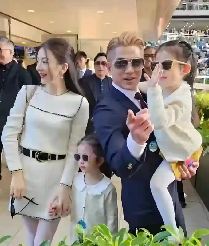 方媛带娃看郭富城演唱会，孕味十足圆润一圈，俩女儿侧脸像爸爸