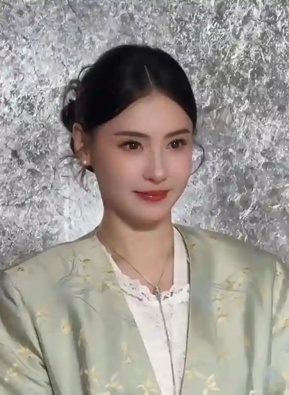 44岁张柏芝出席活动！穿新中式装扮美得像个娃娃，众人都抢着合影
