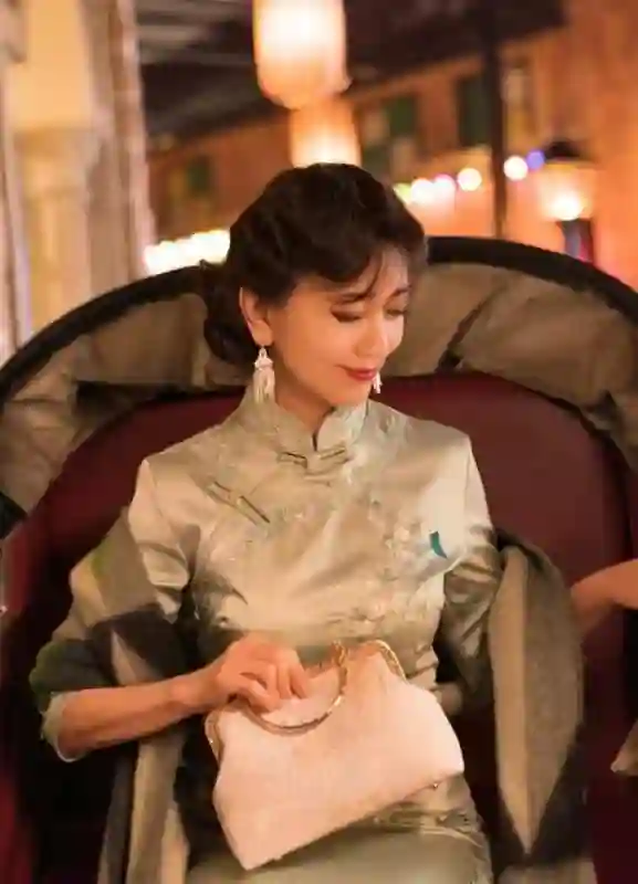 网络欺凌！71岁赵雅芝直播带货至深夜被嘲装可怜，疑因此气到手抖
