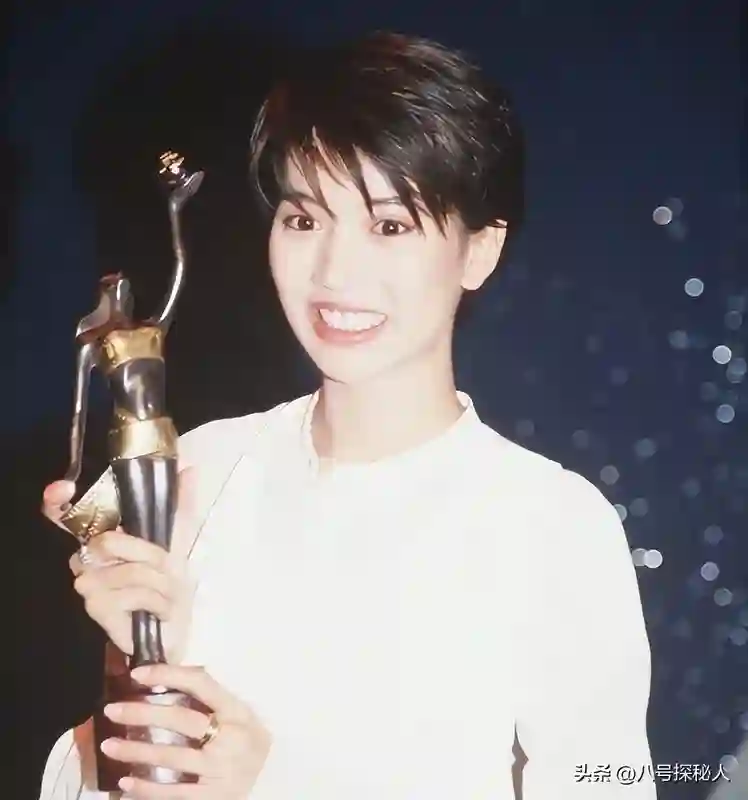 得罪成龙、骂过王晶，承认做“小三”，“霸王花”的人生有多豪横