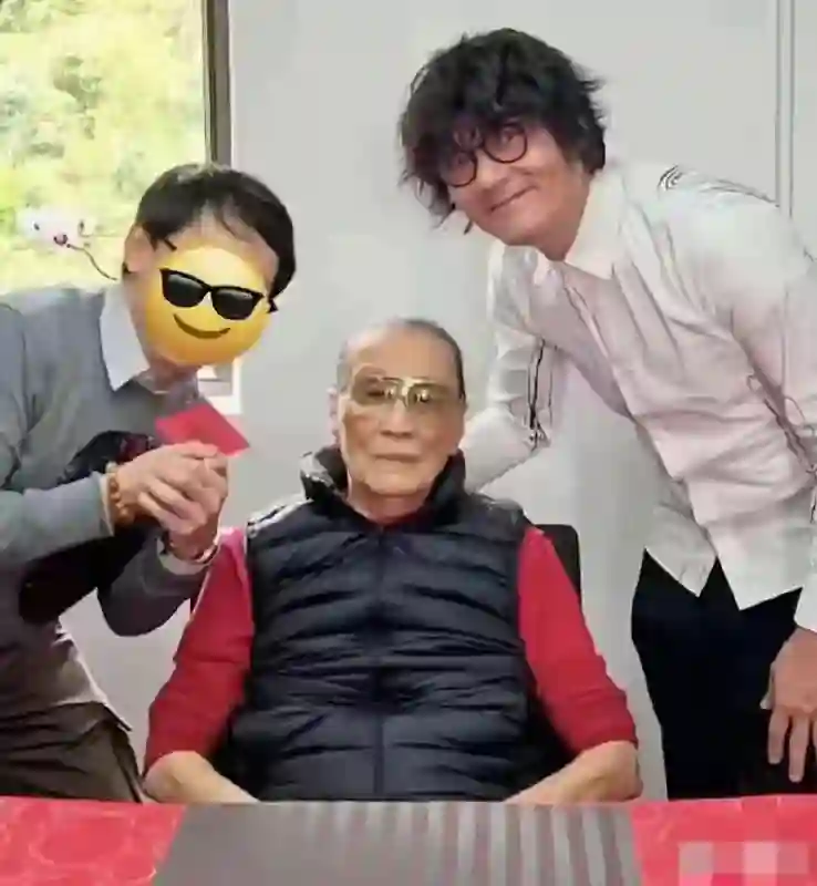 谢贤健康状况不乐观！香港街头被偶遇，坐轮椅晒太阳，人消瘦无神
