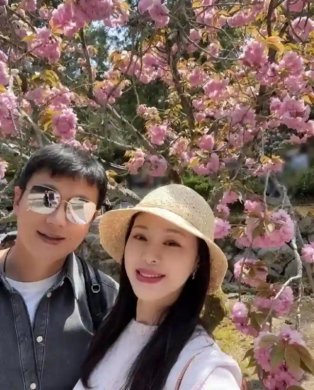 尴尬！46岁关悦疑似医美撞脸倪萍，跟佟大为同框像小姨带外甥