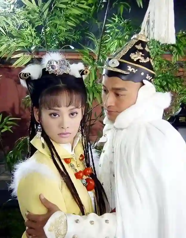 离婚两年，汪峰用求婚规格给宁静庆生，彻底撕碎章子怡最后的体面