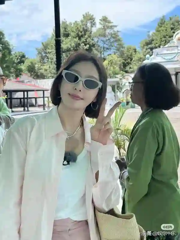 秦岚跟朋友喝酒聚会，掏手机和魏大勋热聊，内容险曝光引粉丝担心