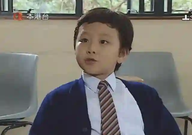 万绮雯现状：55岁肤白貌美无儿女，和丈夫长住内地，义子长得很帅