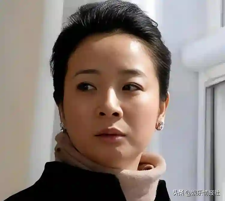 她是国家一级女演员，多次给坐轮椅丈夫戴绿帽，如今儿子也是演员