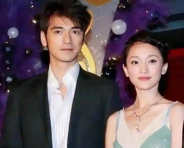 周迅又矮又瘦到底算不算美女？看她年轻照片，才知美人在骨不在皮