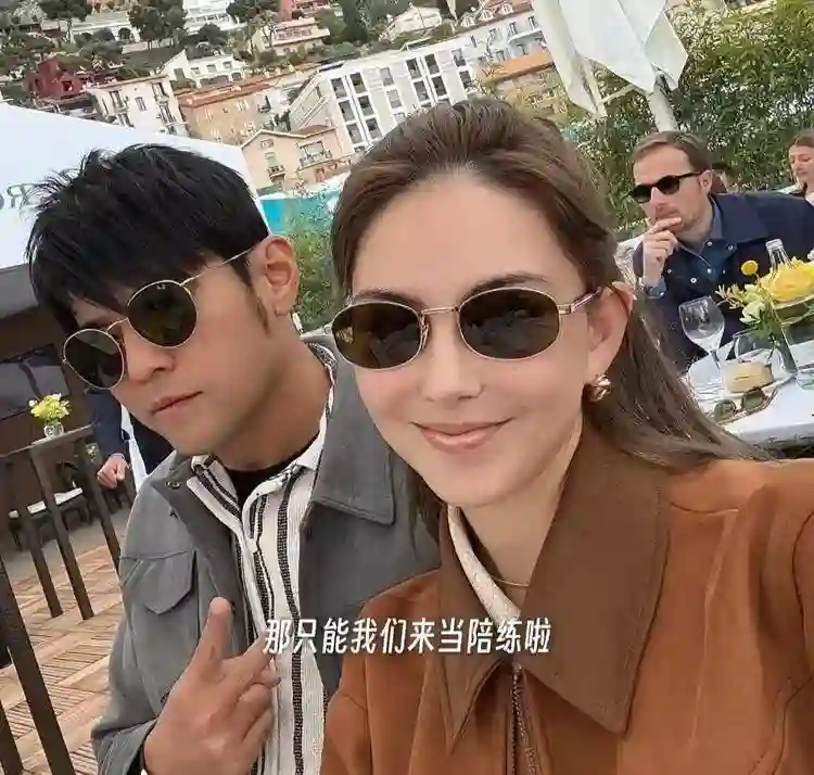 昆凌在澳洲带娃，海瑟薇快到爸爸肩膀，周杰伦背着3岁女儿好宠溺