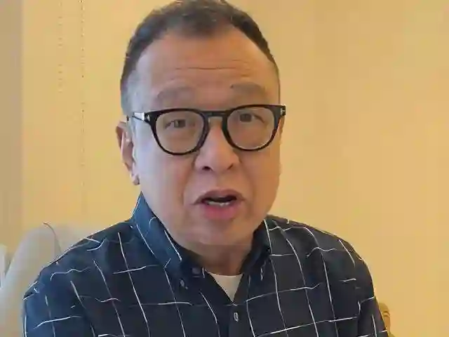 76岁许绍雄现状：现身广东寻根，打扮低调富态，妻女年轻又貌美