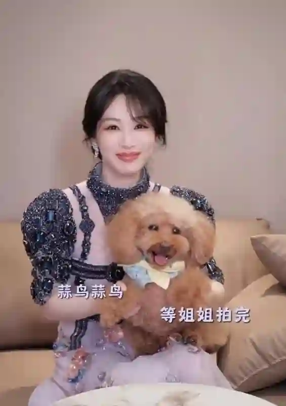 杨紫抱宠物狗PiuPiu跳手势舞，网友：被萌晕