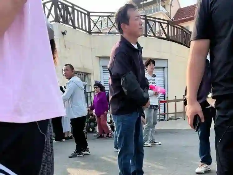 林更新青岛被偶遇，穿围裙在地摊叫卖，皮肤黝黑胡子拉碴好辛酸
