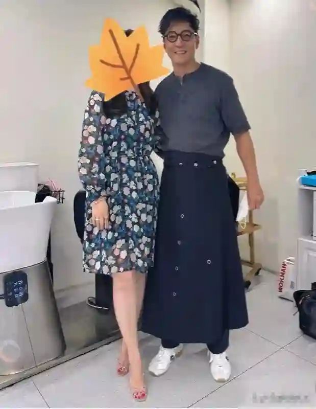 吴彦祖上海理发店又给顾客洗头，各行各业都干，就是不拍戏了