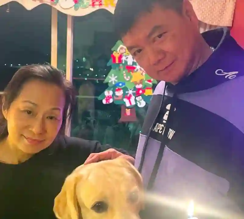 港星艾威为妻子举行海葬，亲手撒下骨灰送别，日后也会海葬与亡妻相聚