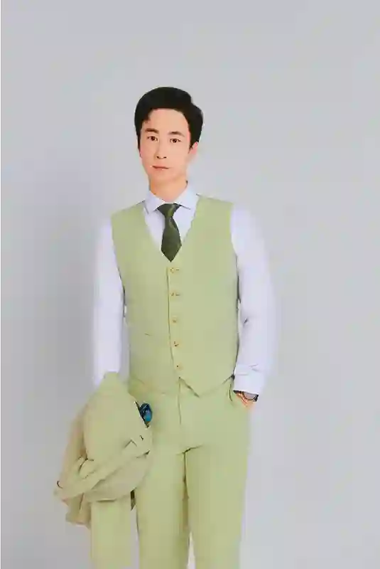 陈庆聪生日全新宣传照 绿色西装造型尽显阳光魅力