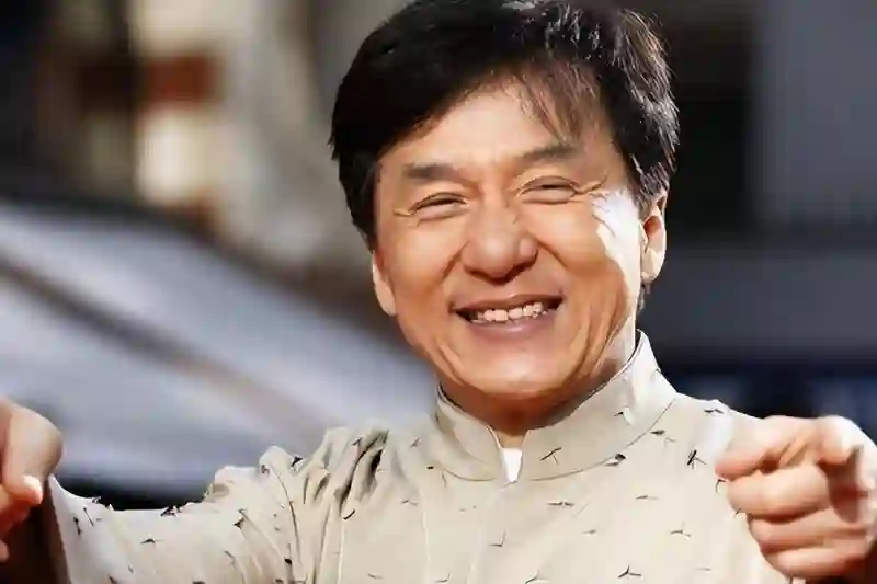 71岁成龙亲密照曝光，年轻时“花边”轶事，情感生活大揭秘