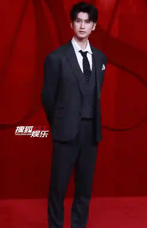 芭莎红毯镜头下的女星，真实堪比照妖镜，杨幂躲了，孙俪扛住了