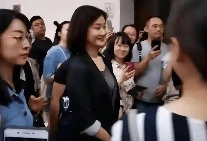 58岁宋祖英换发型美到认不出！穿黑西装剪波波头时髦又优雅，看着像28岁！