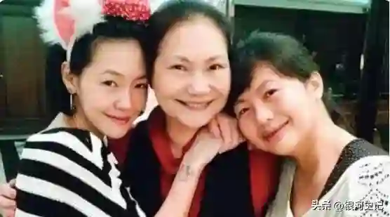 汪小菲信守承诺带娃玩，小玥儿露正脸了，太像大S，S妈又沉默了