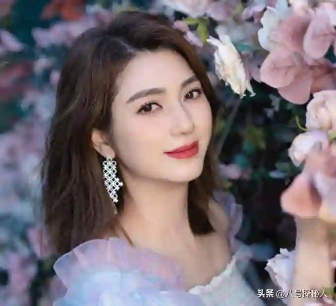 被大佬捧上位，与富商闪婚闪离，未婚生子遭抛弃的她，后来怎样？