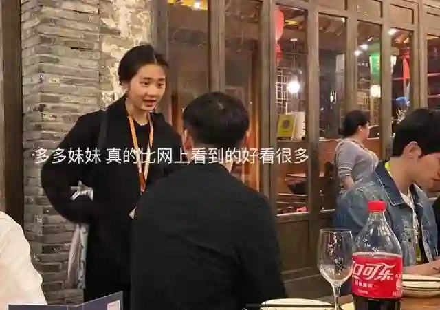 黄多多回国生图曝光！比孙莉矮半个头却美上热搜，口罩也难挡气质