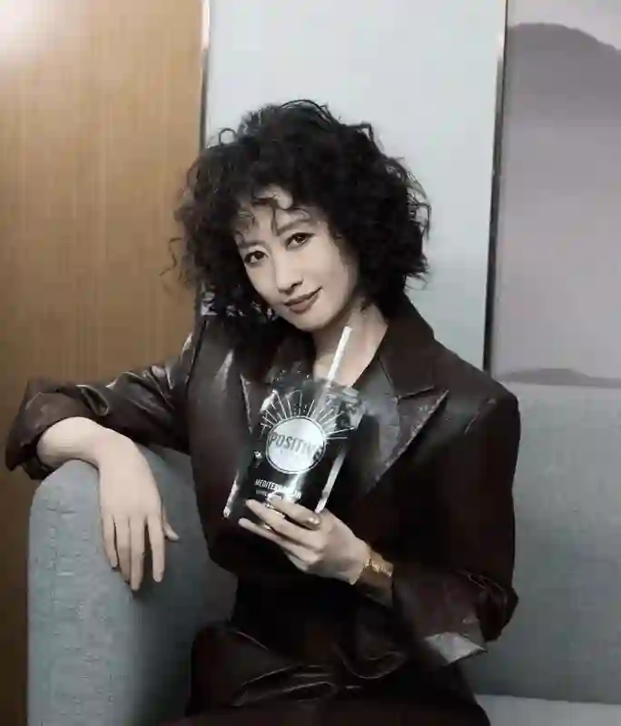 46岁刘敏涛换发型后真惊艳！穿酒红针织衫搭牛仔裤时尚洋气，烫羊毛卷减龄20岁！