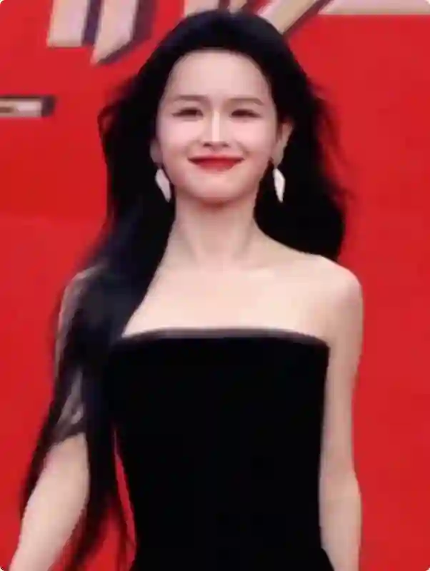 微短剧红毯：徐艺真御姐风十足，刘念蚂蚁腰抢镜，姚冠宇惊艳全场