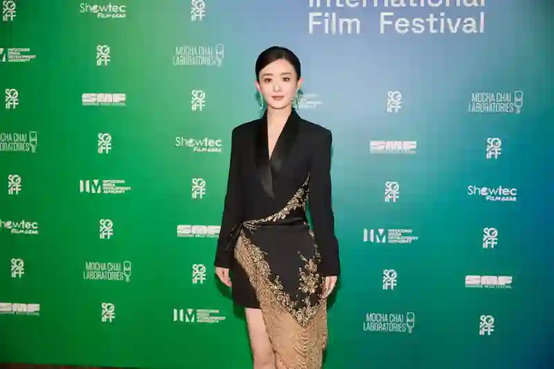 37岁的赵丽颖换风格了，西装短发气场两米八，甜妹秒变女霸总！