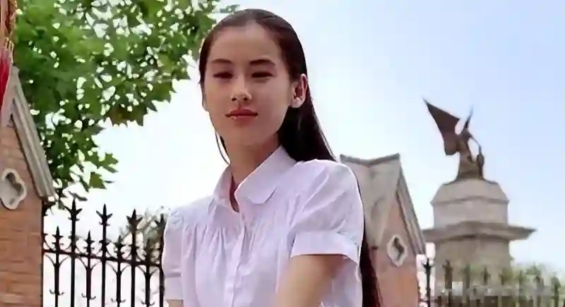 离婚3个月后，黄圣依晒15岁照片，少女期一脸青涩，从小美到大啊