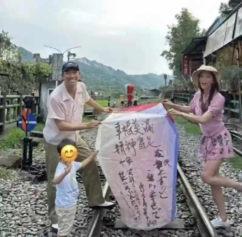 51岁林志玲新加坡带娃，双腿细长背影很少女，小12岁老公像流浪汉