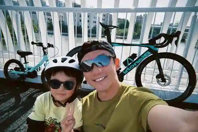 郑恺520晒一家五口日常，陪年迈父亲坐地铁，偷偷给他拍照很孝顺
