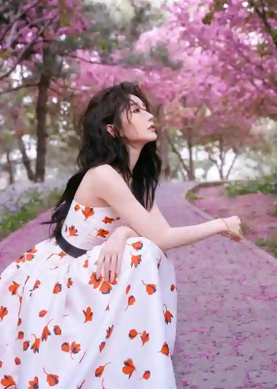 毛晓彤穿印花裙漫步公园，甜美少女感溢出屏幕