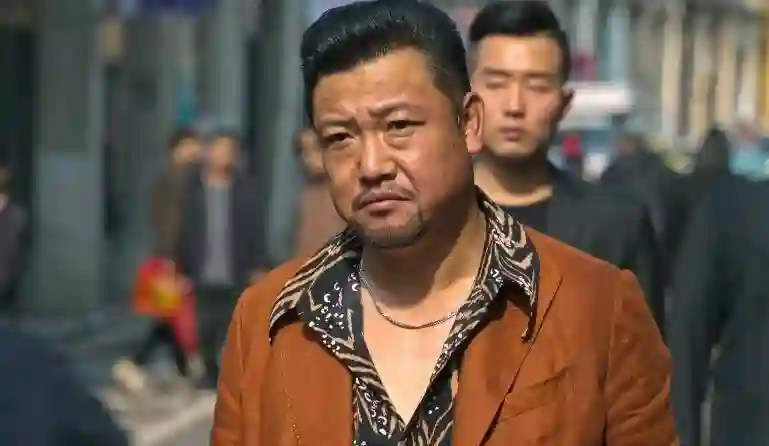 贾冰这是怎么了？暴瘦45斤后首亮相，和妻子同框像极了父女
