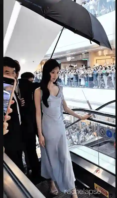 31岁陈都灵露面：穿蓝色长裙美得清新脱俗，苏有朋眼光太毒！