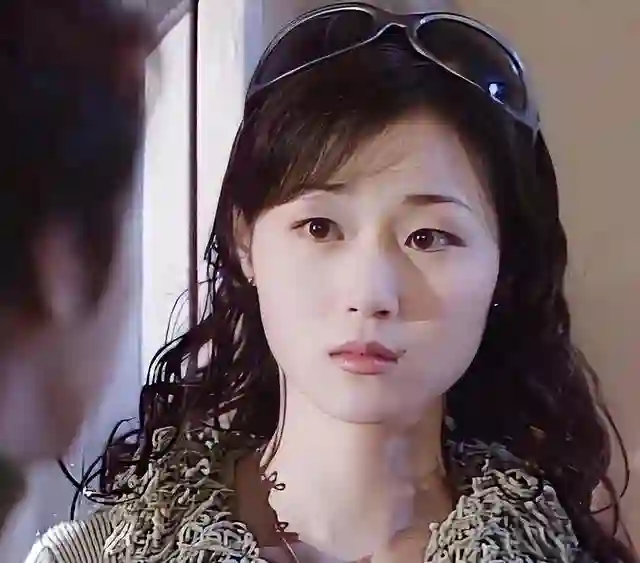 万绮雯现状：55岁肤白貌美无儿女，和丈夫长住内地，义子长得很帅