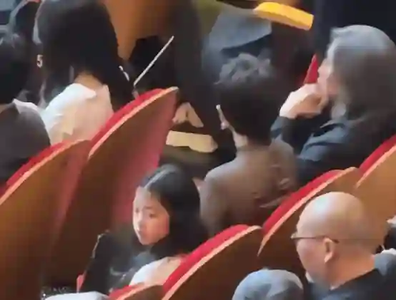 章子怡女儿客串新电影，9岁醒醒遗传了妈妈的好演技，这长相可真像汪峰