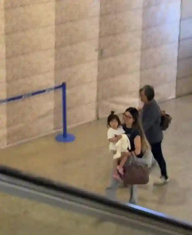 程晓玥在上海机场，背大包小包还要抱孩子，一点也不娇气母爱爆棚