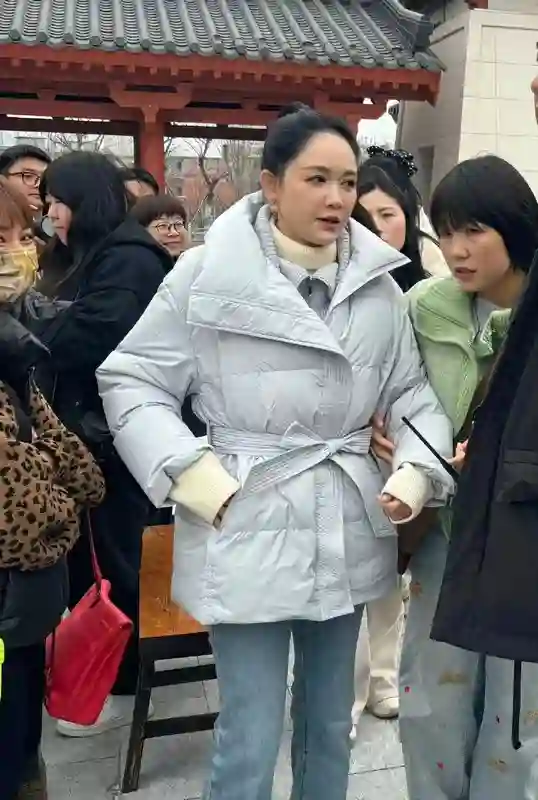 45岁的陈乔恩，终究败给年龄，如今脸蛋越来越肿，让人不敢认