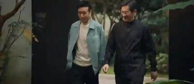 没儿没女没退路，王劲松苦熬30年，凭啥在演技圈“杀疯”了？