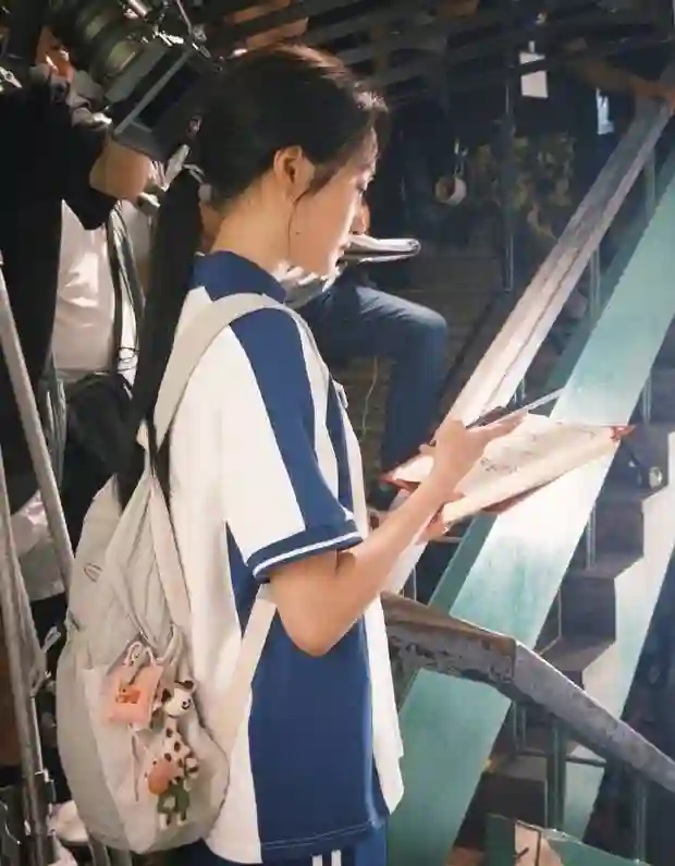 关晓彤晒新剧片场照，单马尾校服造型青春感爆棚