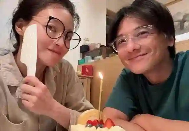 49岁舒淇好真实，大方公开素颜庆生照，脸上雀斑明显却看不到皱纹