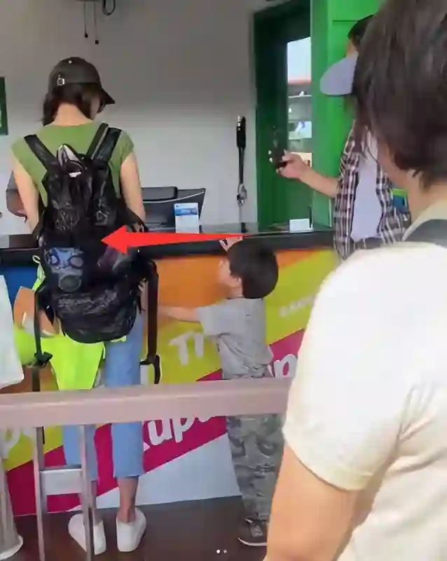 林志玲3岁儿子身高惊人，老公空手让老婆背大包，志玲被“日化”