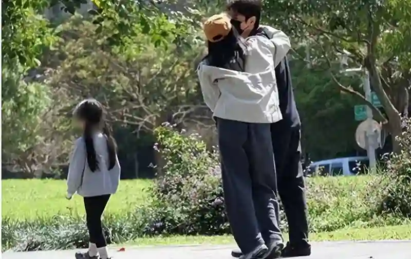 高圆圆带女儿巴塞罗那度假，Rhea身高惊艳，母女温馨瞬间！